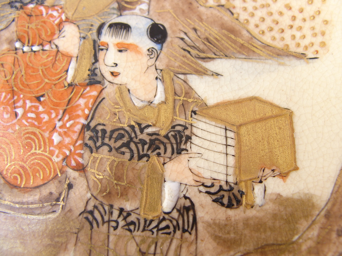Détail d'une peinture représentant un personnage asiatique portant une boîte dorée, avec des motifs colorés en arrière-plan.
