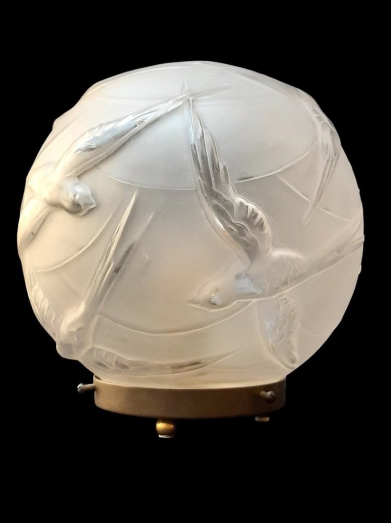 Lampe veilleuse Art Déco boule verre laiton hirondelles Art Deco night light sphere glass brass swallows