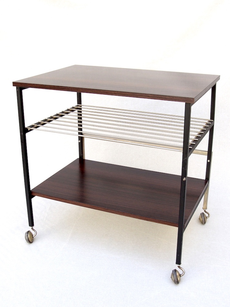 Desserte roulante vintage des années 1960 en bois et métal, style Georges Nelson. Deux étagères et roulettes fonctionnelles.