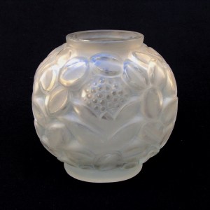 Vase Art Déco André Hunebelle 1930 en verre pressé avec décor floral.