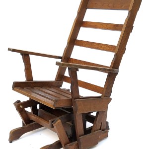 Fauteuil à bascule vintage en bois brut sculpté et teinté des années 50